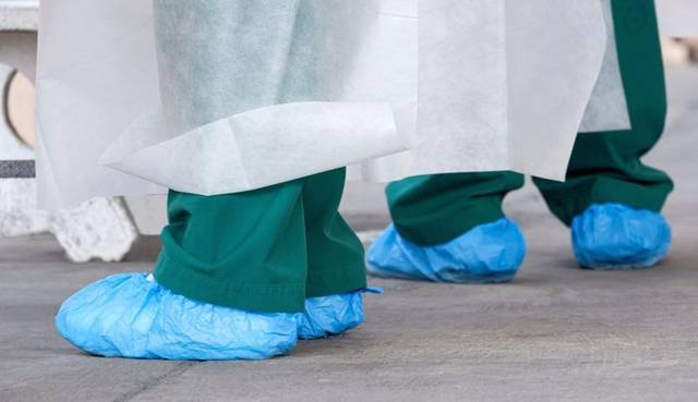 protective-wear-overshoes-anti-slip-disposable-blue-in-use